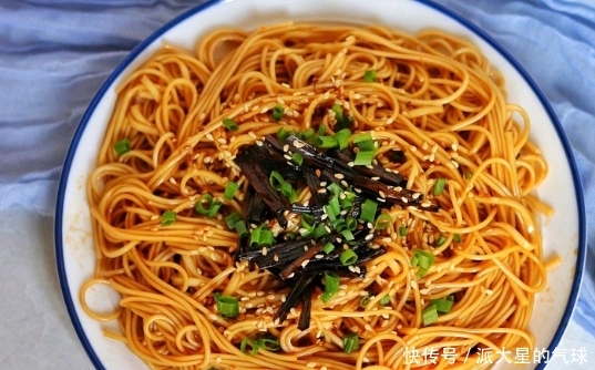 最简单的家庭葱油拌面 t010f343c13ca2ded24.jpg