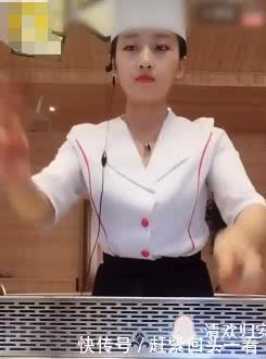 旗袍美女花式转刀,获130万粉丝关注,八成是男美女厨师视频图片