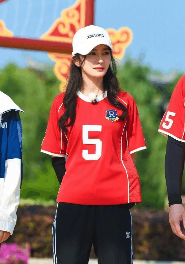 杨幂过得没有baby好?一件球衣立见高下,网友: