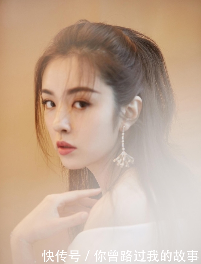 王晓晨美得过分,一字肩白裙配精致耳坠美得高