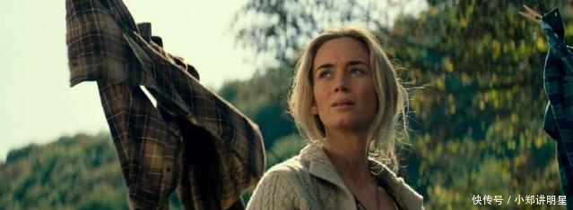 史上最强孕妇,分娩后隔天就端枪打怪兽,B级片