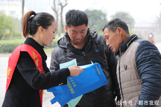 遂宁车务段团委积极开展春节期间路外安全宣传