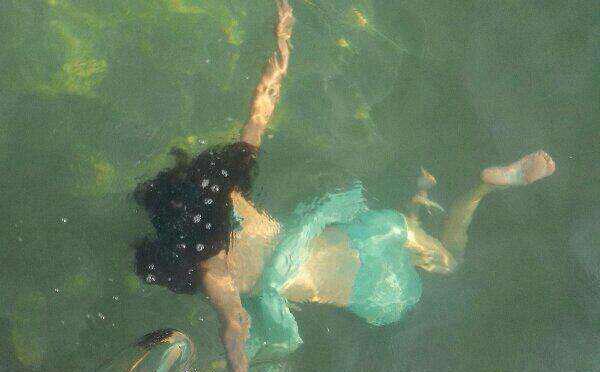 继露黑森林扭腰后,抖音再现女子露黑森林游泳