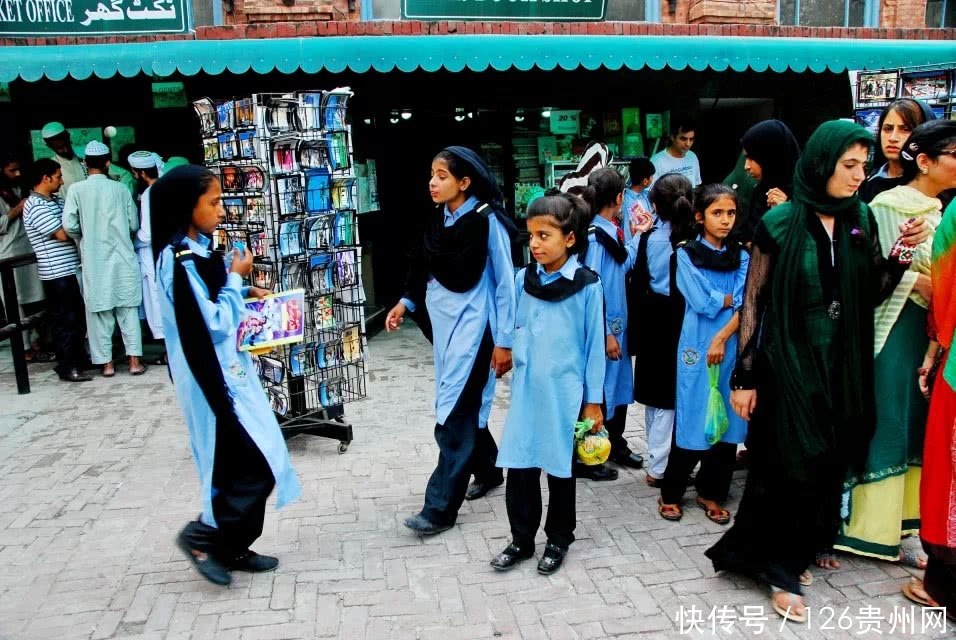 中国游客去巴基斯坦受特殊待遇，安检时的韩国朋友很羡慕