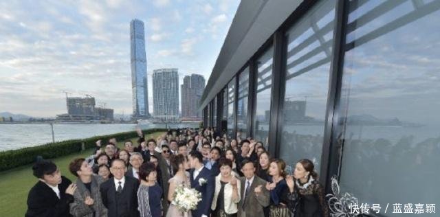 阿娇领证现场曝光,穿粉色婚纱同新郎深情拥吻