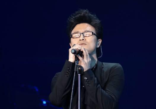 汪峰上《歌手》,换掉皮裤唱二次元神曲,老年d