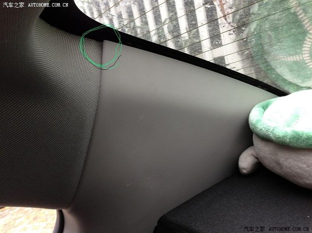 http://data.auto.qq.com/car_public/1/disp_pic.shtml#sid=229&tid=37&pid=225285 是保时捷911 carrera 4s 3.8 mt 这款保时捷有两种型号,一种是雾灯和主大灯分开的,一种是和主大灯一起的,你喜欢的这种是雾灯和主大灯一起的 具体配置如下 车型安全装备类气囊小类驾驶员正面气囊 副驾驶正面气囊 驾驶员头部气囊 副驾驶头部气囊 驾驶员侧面气囊 副驾驶侧面气囊 驾驶员膝部气囊 副驾驶膝部气囊 第二排头部气囊 第