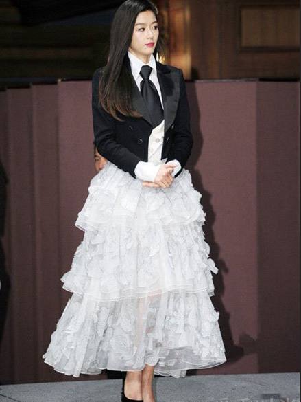 杨幂李宇春的蛋糕裙超美,最后一位竟美过范冰