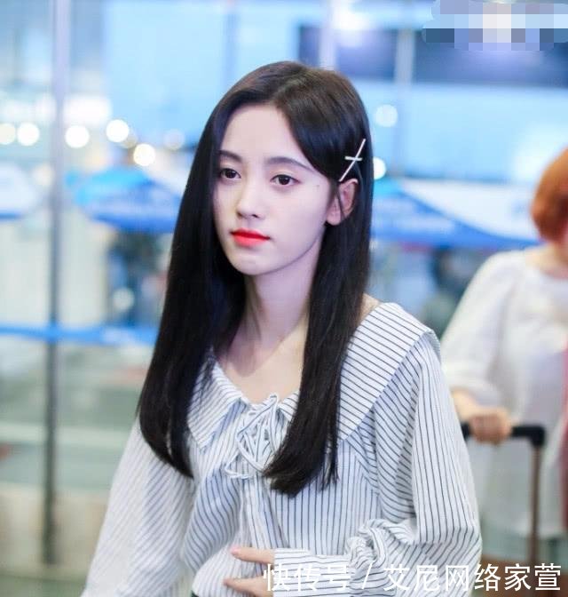鞠婧为显腿长穿高腰,连扣5颗扣子不累她的表情包醒一醒的图片