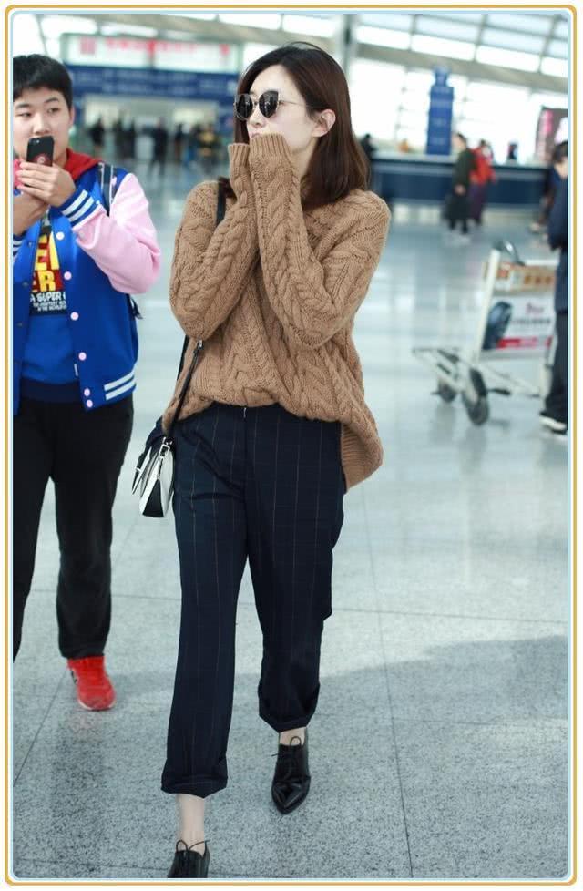 当景甜和江疏影同穿驼色毛衣,我才知道穿对裤