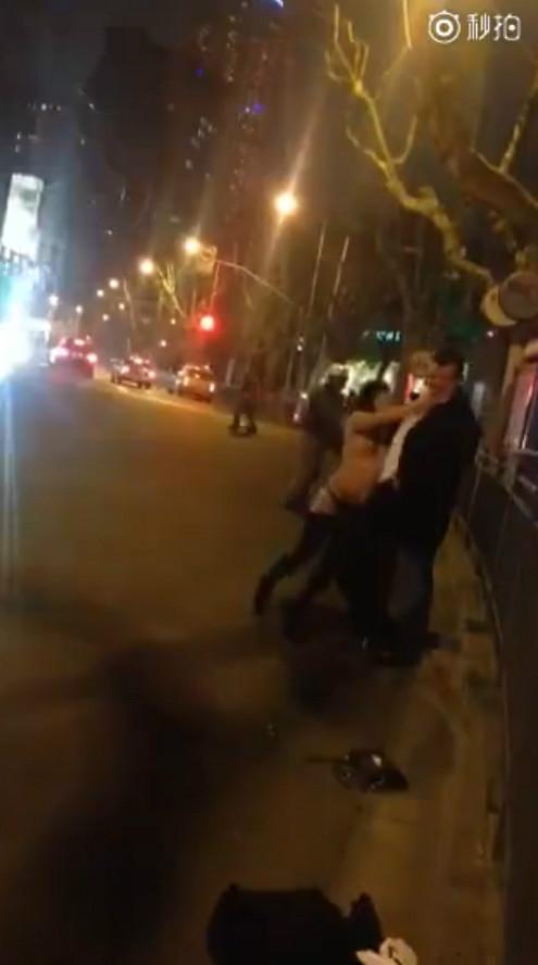 网曝上海醉酒女子当街脱光纠缠外国人