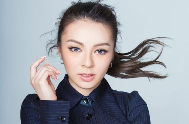 邓紫棋与男友穿情侣装被曝光,本人回应:何止情