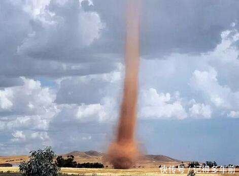 河南商丘遭龙卷风袭击 游乐蹦蹦床被吹上天