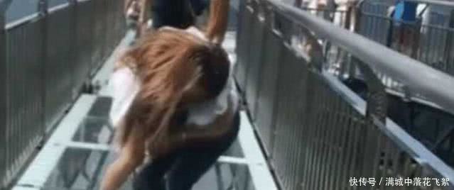 女大学生为追求刺激走玻璃栈道,刚上栈道,结果一幕让人哭笑不得