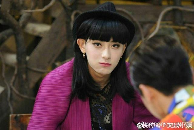 黄子韬微博晒女装照,撩人大腿抖包袱,点名完爆