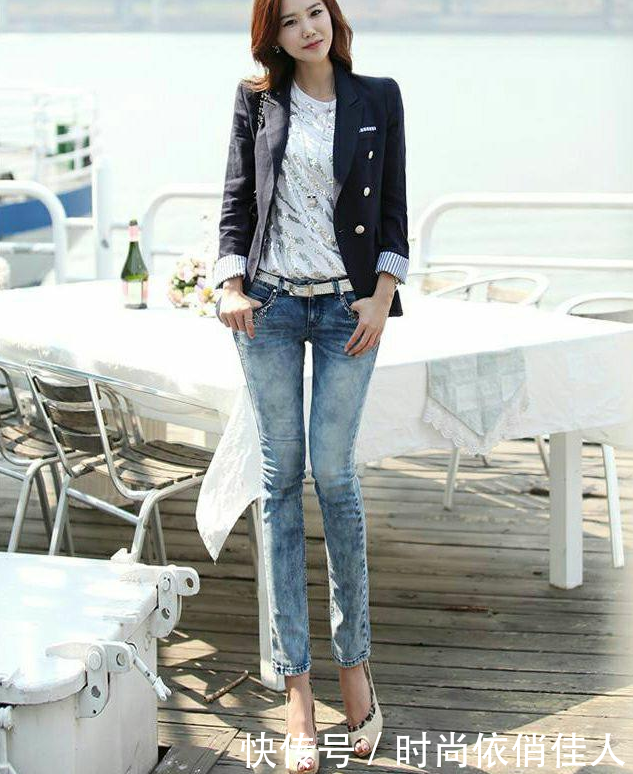 街拍,妹子穿搭配紧身牛仔裤,靓丽又优雅