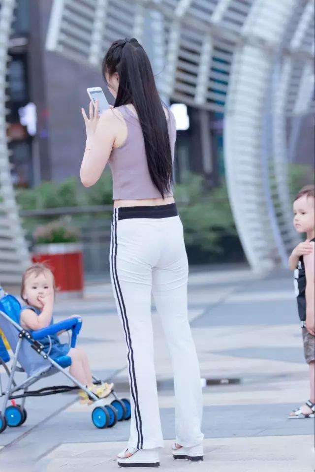 屌丝街拍: 性感辣妈, 白色紧身裤塑形, 搭配简约