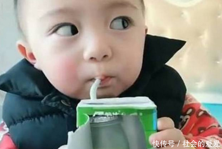 宝宝不喝牛奶,妈妈拿饮料给他喝,感觉味道不对
