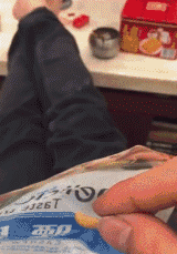 搞笑GIF:媳妇儿,你出来吧,他都交待了! 搞笑GIF:媳妇儿,你出来吧,他都交待了!