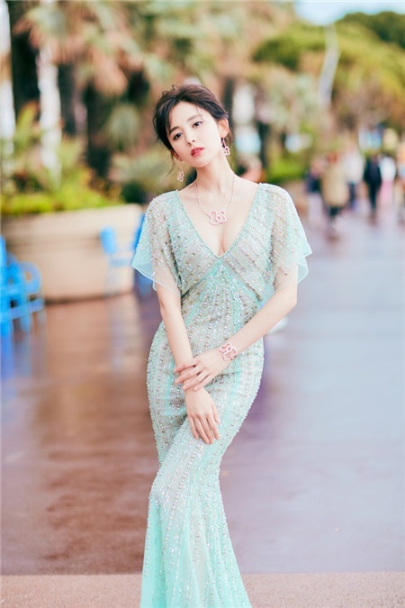 "照片中的娜扎以一袭高级定制水绿鱼尾裙亮相,搭配葫芦造型高级珠宝
