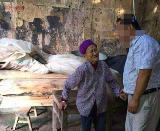 奶奶过世,孙女探望奶奶尸体时,突然感觉不对,想跑已经在劫难逃