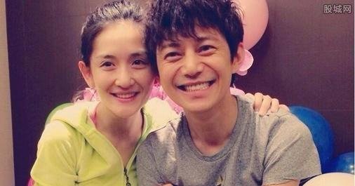 何炅45岁生日,谢娜微博送祝福照片上举止亲密