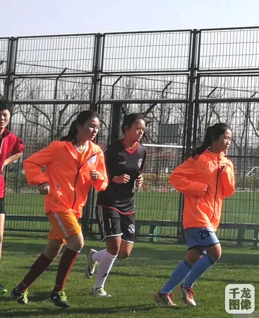 新疆女孩离开家乡圆足球梦