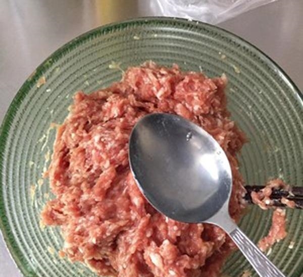 怎么调猪肉丸子好吃 t011b83b25b2e21f41f.jpg