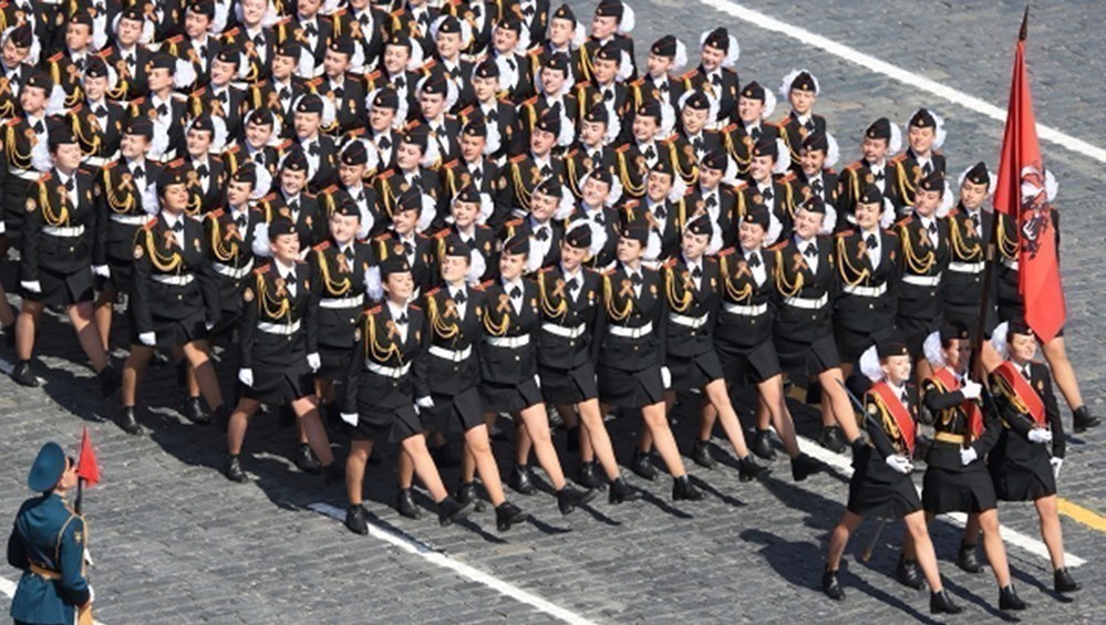 帅气女兵亮相红场大阅兵成一道靓丽风景线