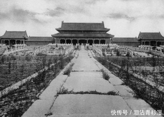 100年前故宫老照片,杂草丛生,皇帝卧室外破败