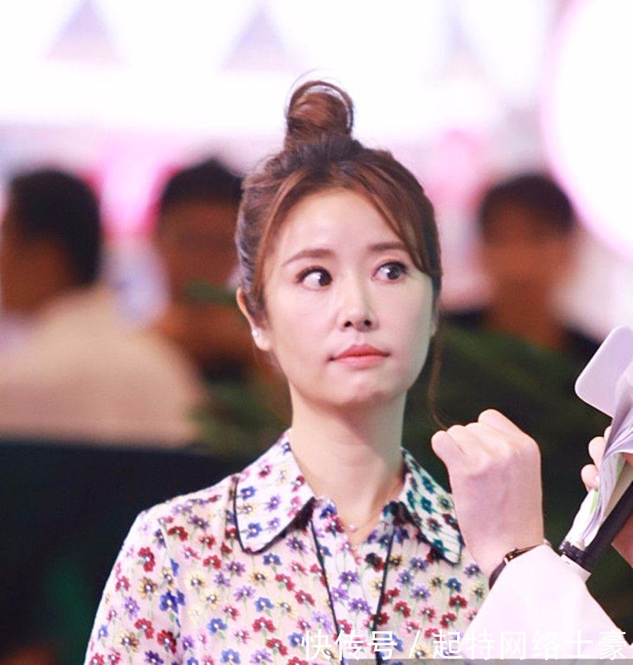 林心如穿碎花衬衣配彩色透视裙现身 扎丸子头