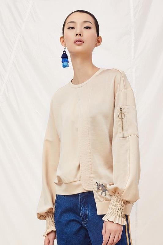 少女身穿白色一字领绣花上衣搭配牛仔半身裙,