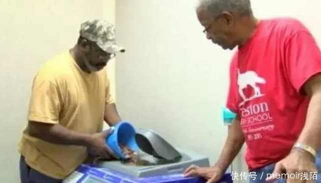七旬老汉到银行存钱,刚进门的那一刻,工作人员立马傻眼了