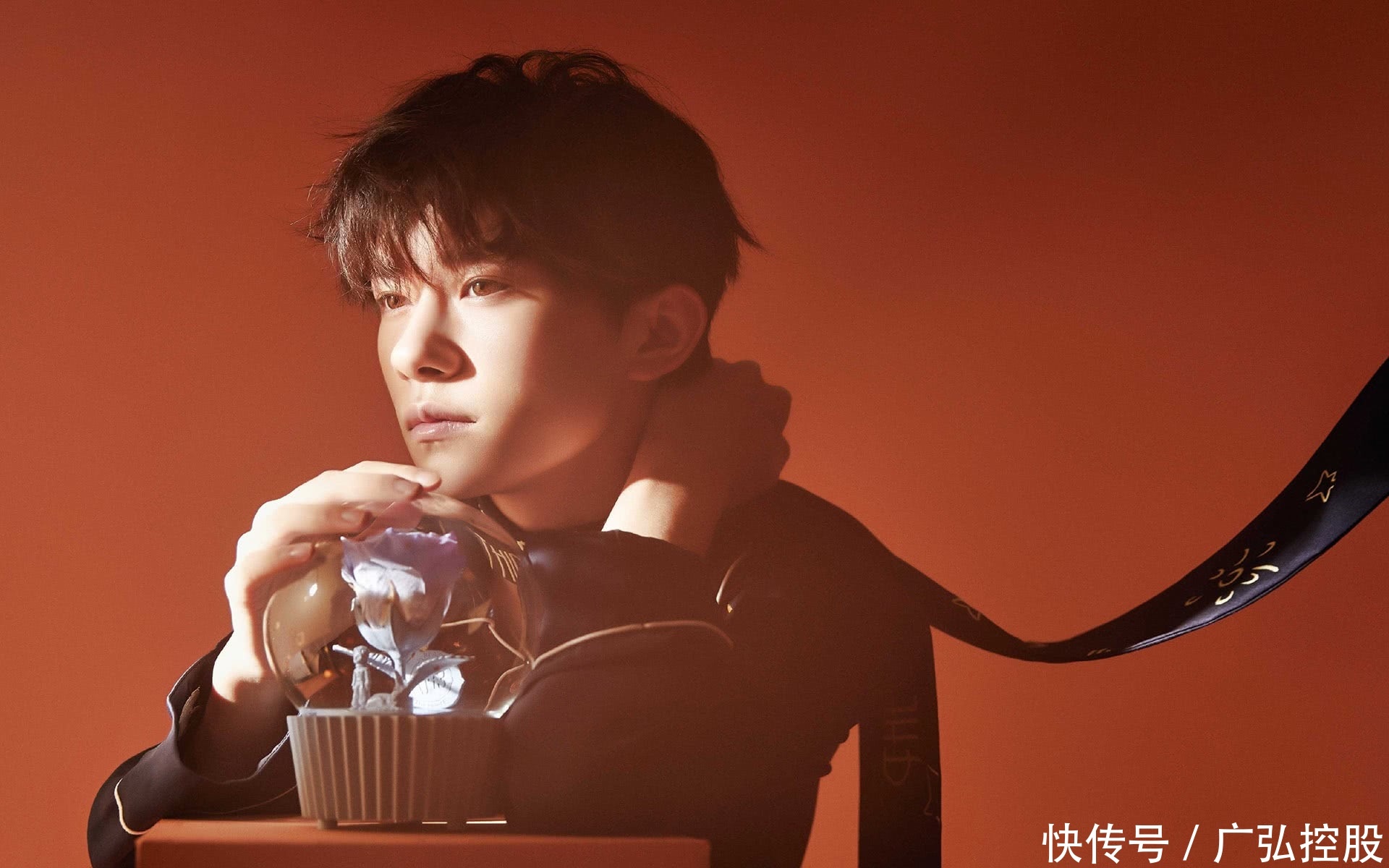 易烊千玺为生日会保养,敷面膜翻白眼,偶像包袱