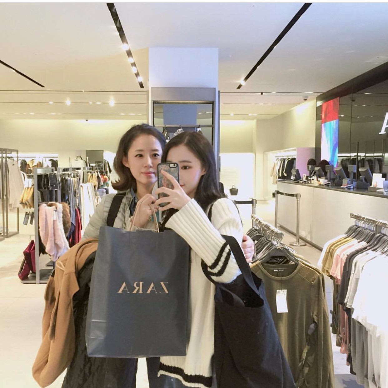 惊呆!史上最美天然母女,颜值逆天似姐妹! 惊呆!史上最美天然母女,颜值逆天似姐妹!