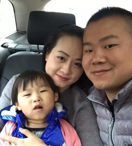 岳云鹏鸡年第一条微博,携老婆亮相给大家拜年,网友:有