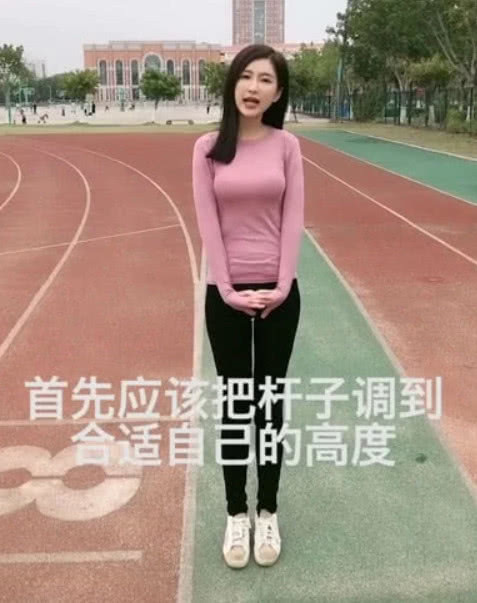 体育老师真生病了,年轻老师来代课,亲自示范教跳高,激动坏了插图 体育老师真生病了,年轻老师来代课,亲自示范教跳高,激动坏了