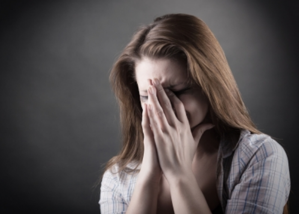 丈夫瘫痪后我提离婚,婆婆劝说后我心动摇,不离