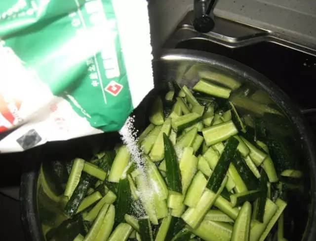炎炎夏日，这样腌黄瓜，给肉都不换!!!