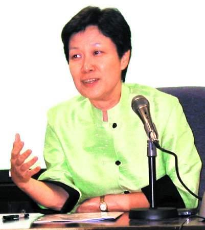 概述 何晶,1953年出生于新加坡,在新加坡大学考获电子工程一等荣誉