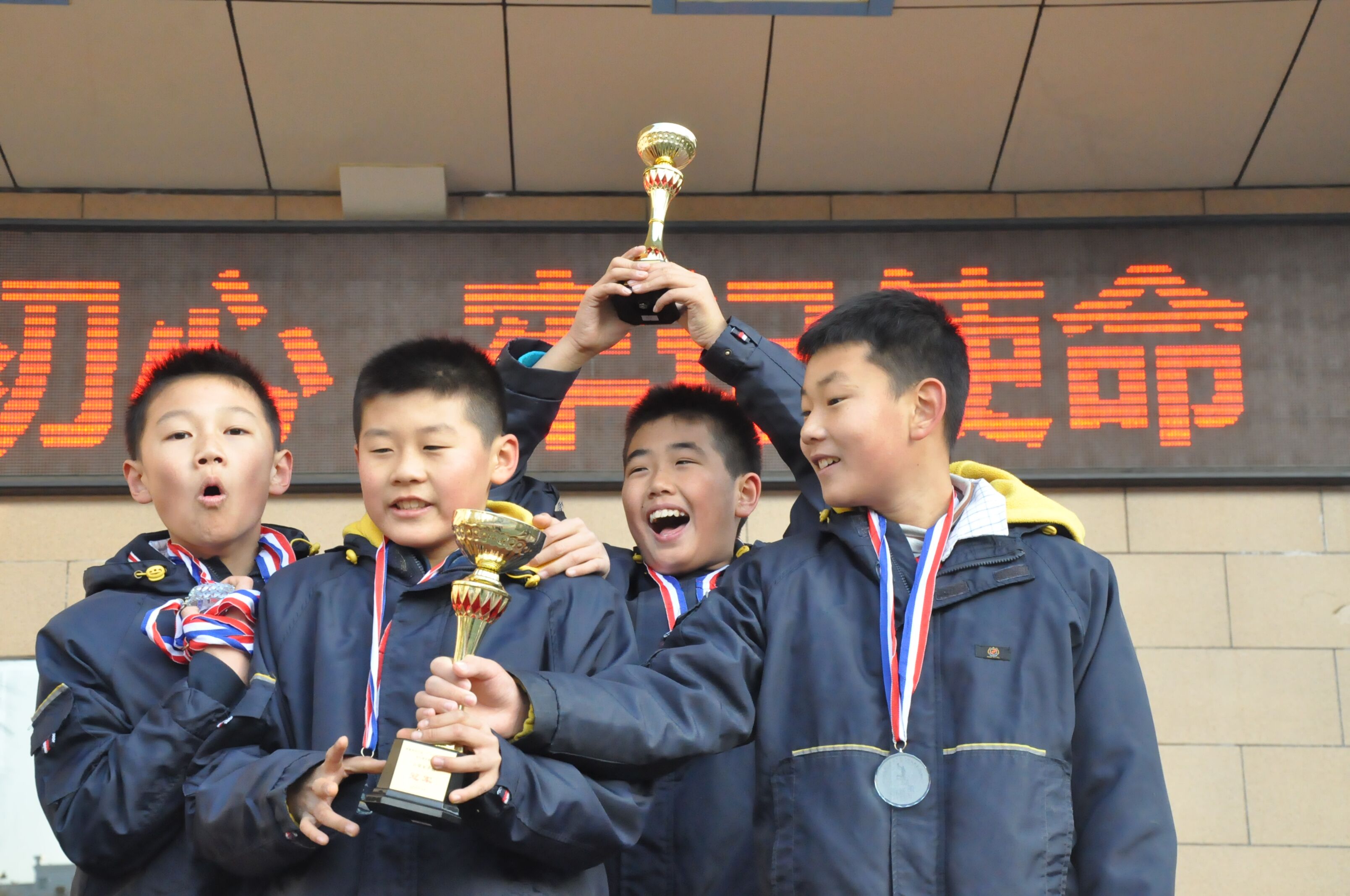 验学校女子篮球队在历下区中小学生篮球比赛中