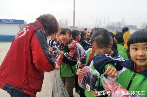 沂南山村的孩子收到棉衣棉帽 高兴极了!