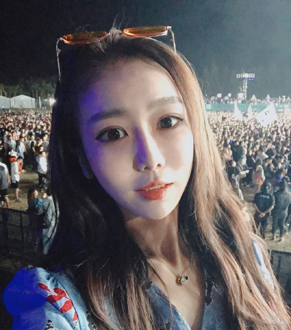 王思聪三亚同行女伴正面照疑曝光 女方微博晒