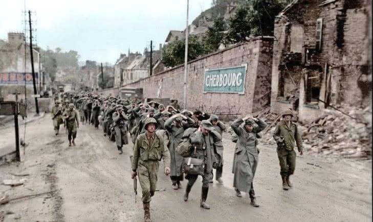 二战彩色老照片:遭俘虏的德军士兵,笔直地站在
