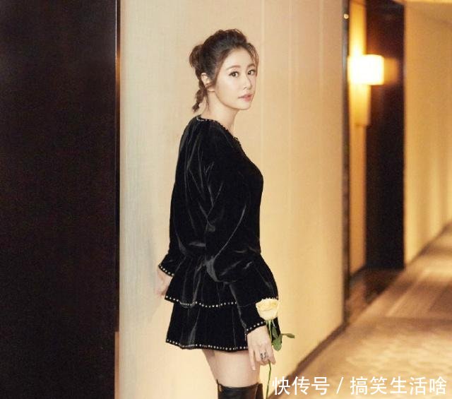 42岁林心如心情大好逛故宫,黑色羽绒服穿出少