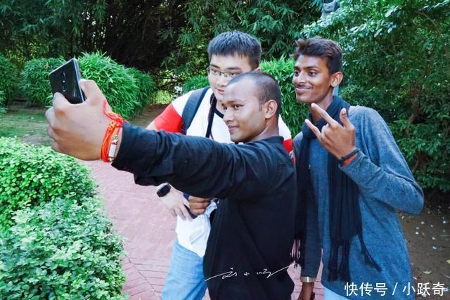 为什么印度人喜欢在大街上抓中国游客拍照?印