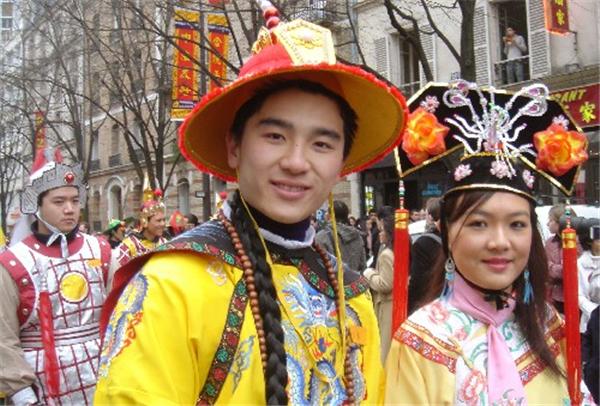 看世界丨普京\"狗狗年历\"庆中国狗年 巴黎\"包拯\"抢镜头