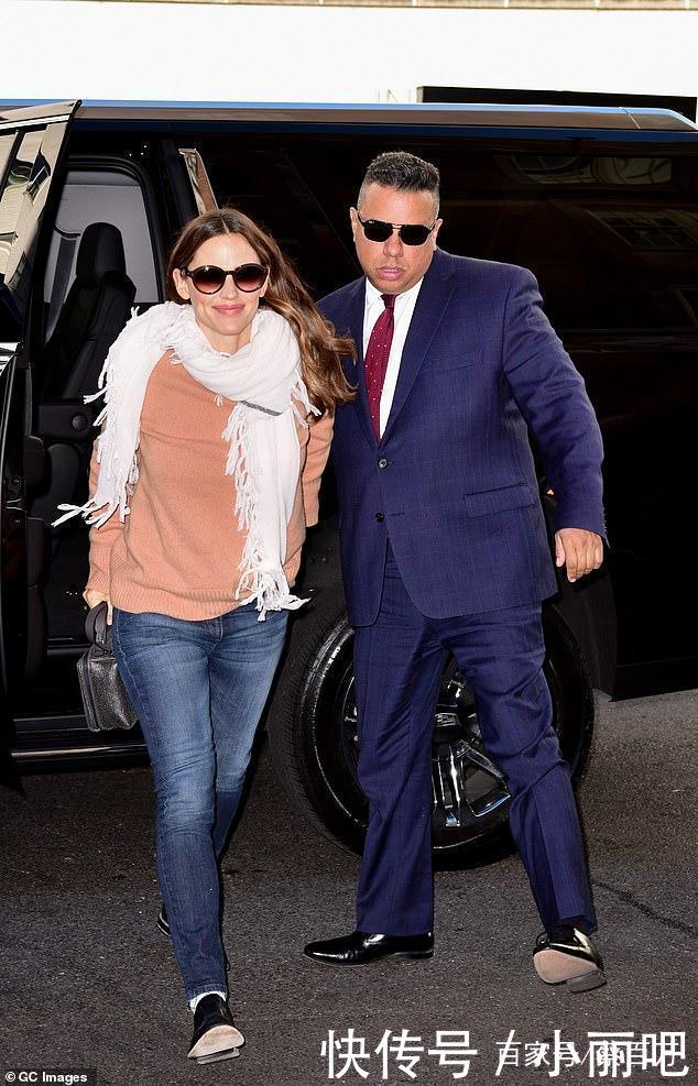 离婚的中年带娃女人没未来她46岁三个娃却活