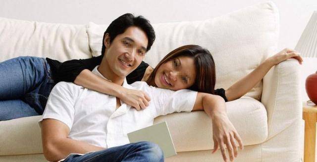 我出差打电话给老婆,忘记挂电话,听到房间的动静我给自己两耳光