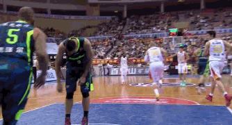 易建联换鞋风波是怎么回事?阿联愤怒脱鞋离开球场【Gif图】 易建联换鞋风波是怎么回事?阿联愤怒脱鞋离开球场【Gif图】